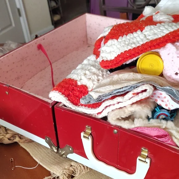 Vintage Doll Trunk With Doll Clothing - Picture 3 of 8